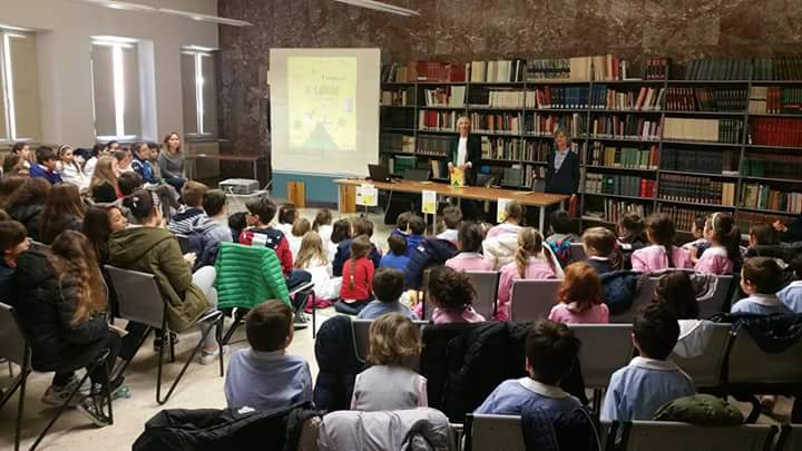 Recanati, presentato alle scuole il libro “Io guardo”