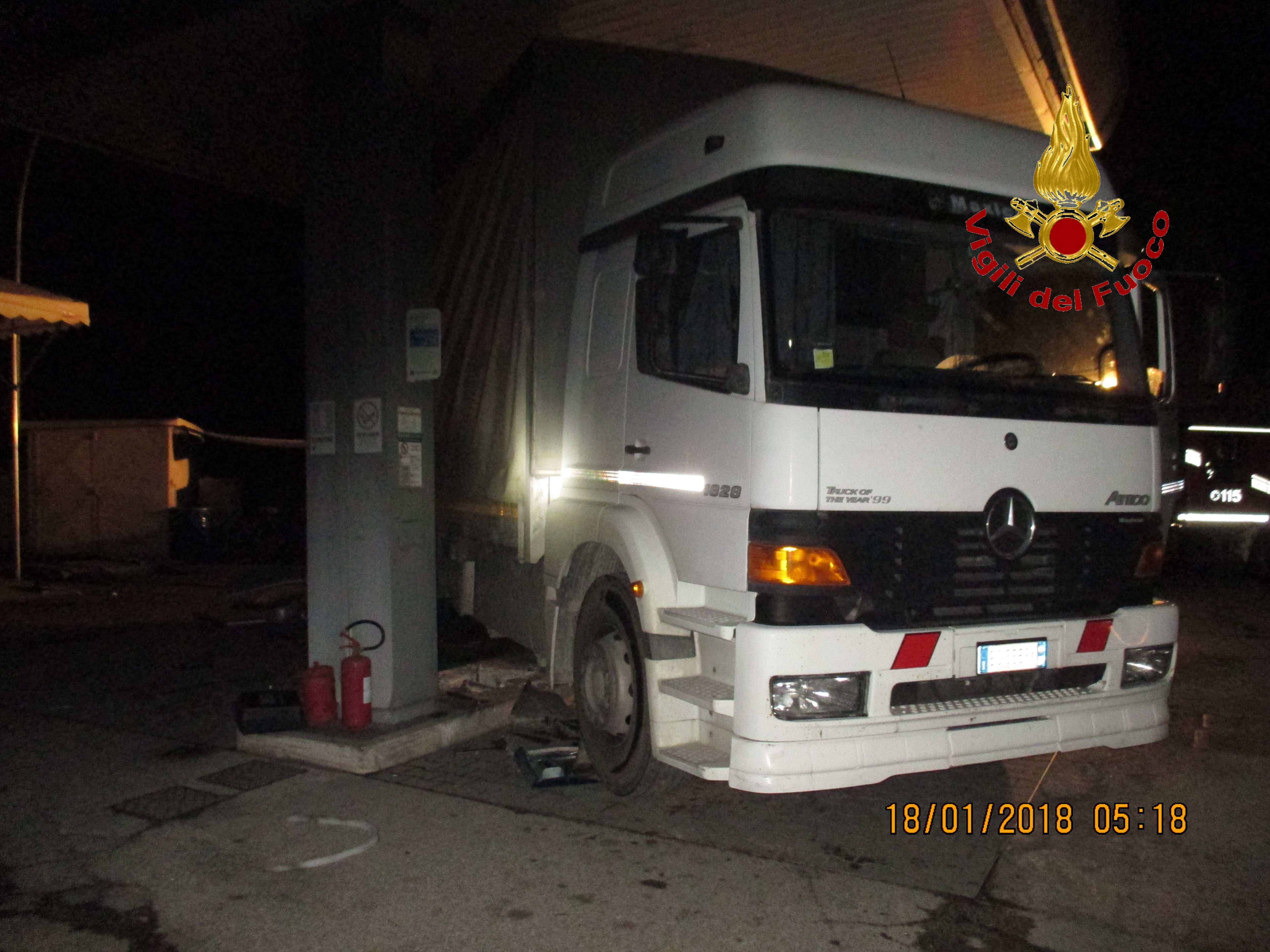 Camion contro distributore a Villa Potenza, furto al self service