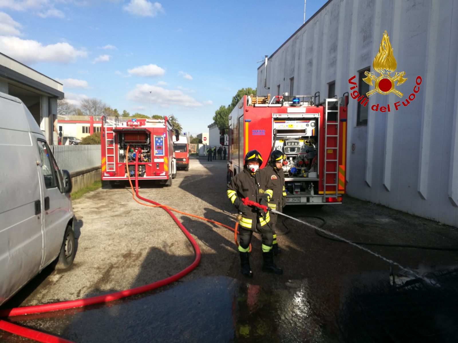 Treia, fuoco in un capannone a Santa Maria in selva