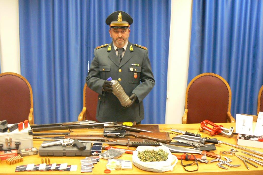 Pollenza, Guardia di Finanza sequestra marijuana e armi