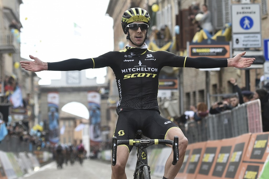 La Tirreno-Adriatico ricorda Scarponi, a Filottrano vince Adam Yates