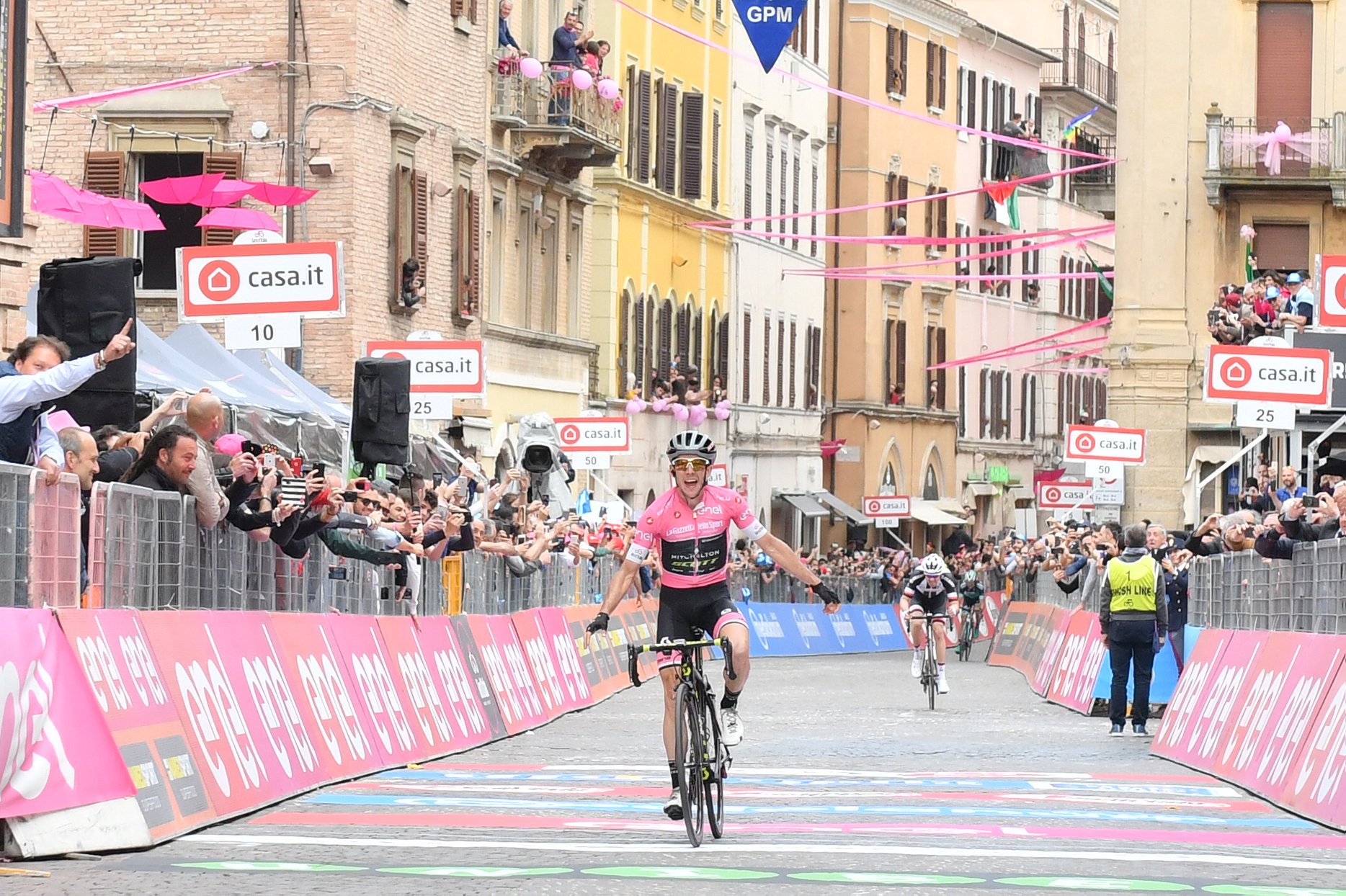 Giro d’Italia, Simon Yates trionfa sul traguardo di Osimo