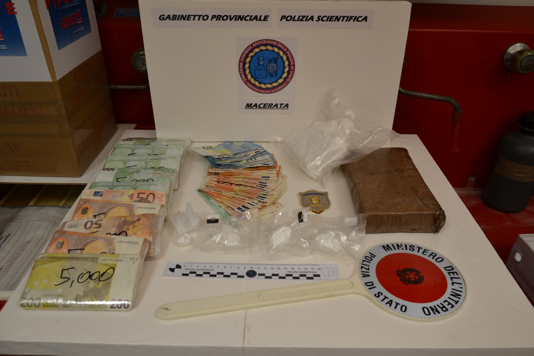 Macerata, arrestato dalla Polizia con 1,7 kg di cocaina in casa