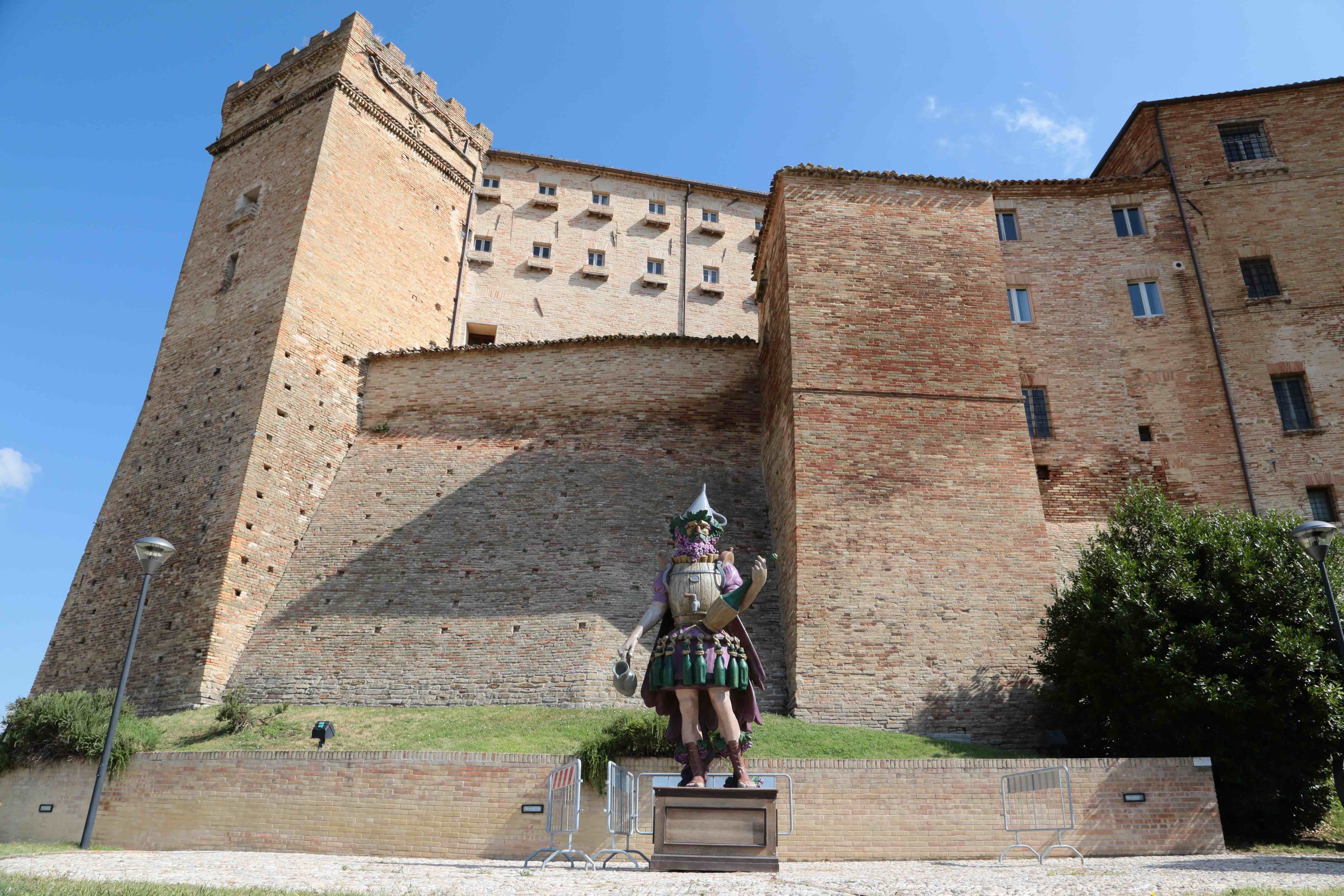 Loro Piceno, Enolo di Dante Ferretti al Parco St. Nikolai