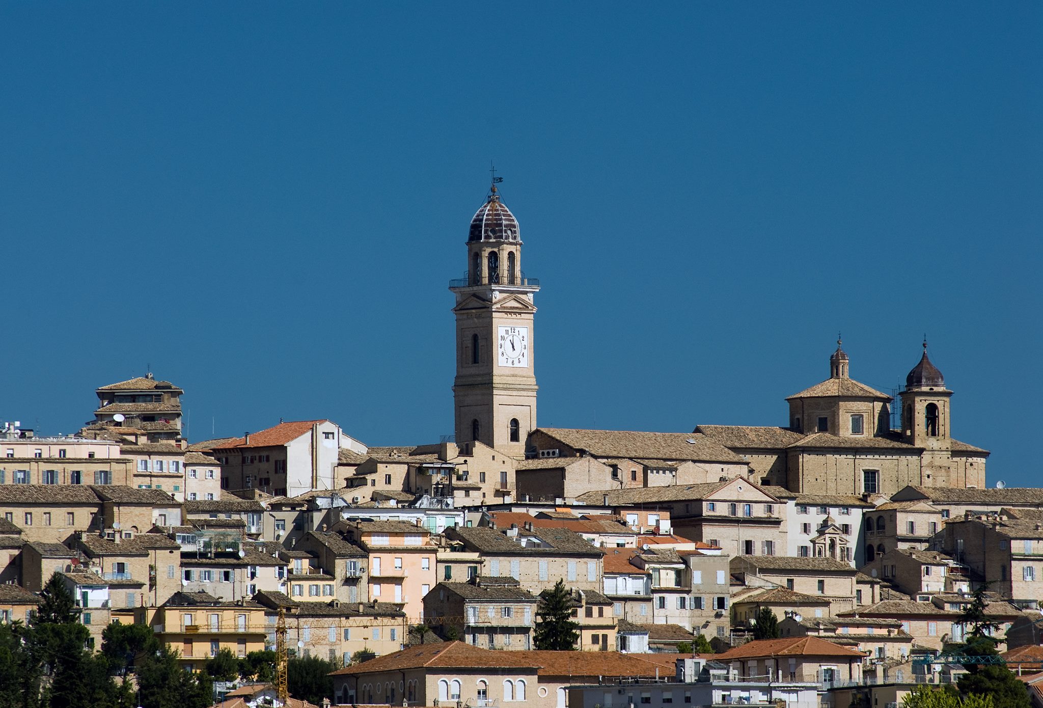 Macerata, come contattare gli uffici dei servizi comunali