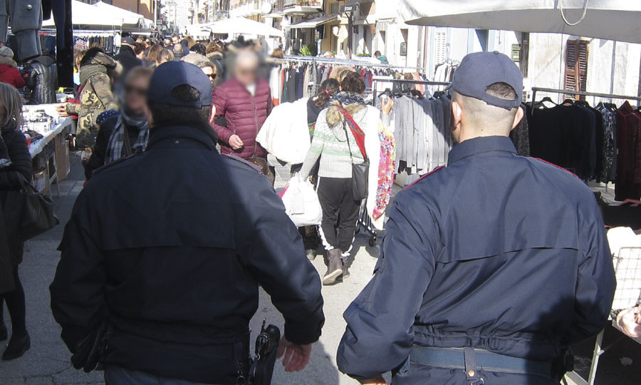 Polizia al mercato di Civitanova Marche, fermato spacciatore