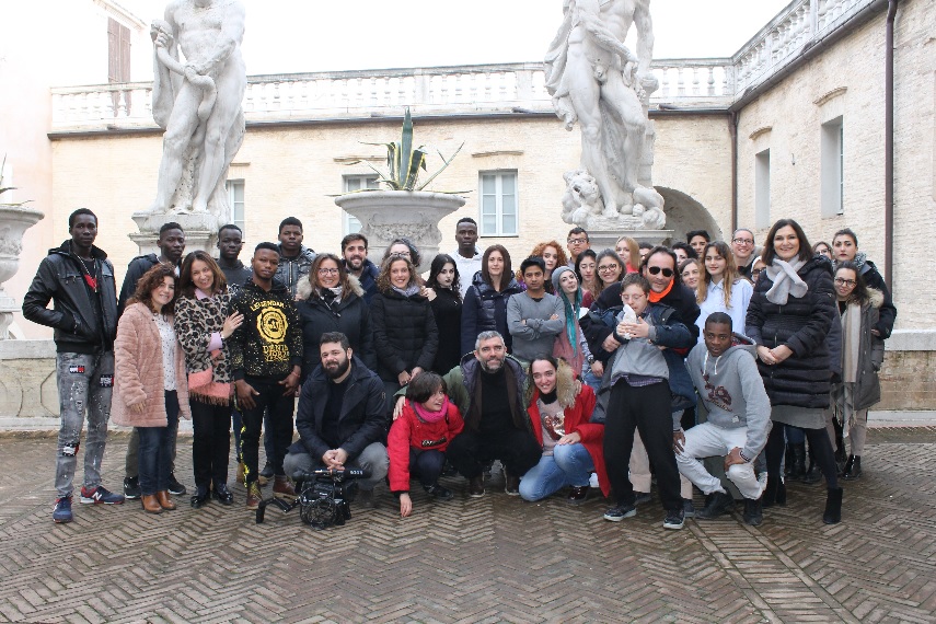 “Mani che parlano”, ai Musei Civici di Macerata l’arte diventa integrazione