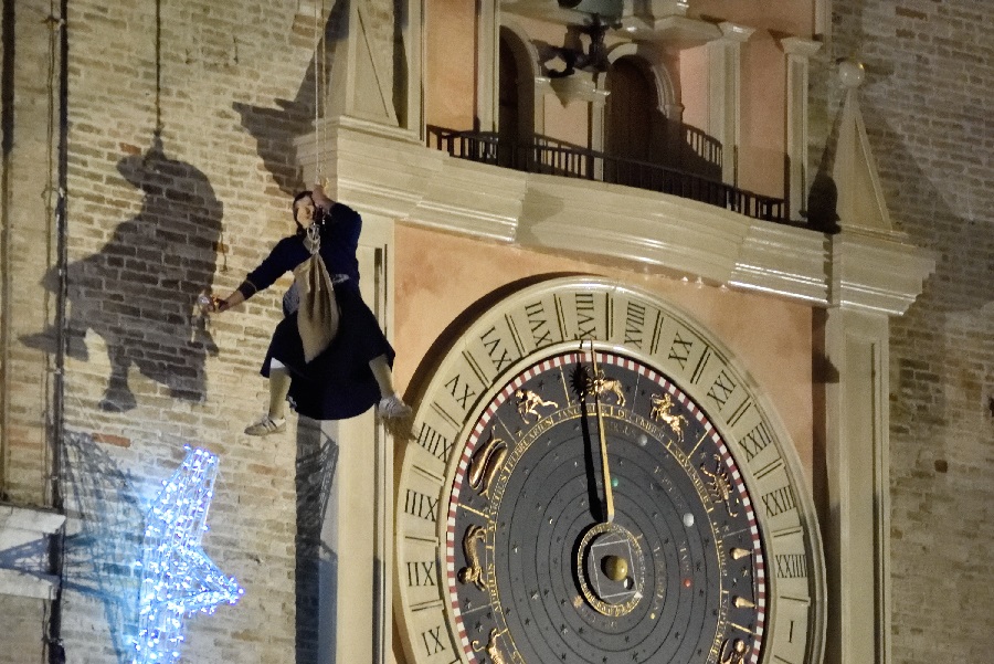 Macerata, la Befana torna a scendere dalla Torre dei Tempi