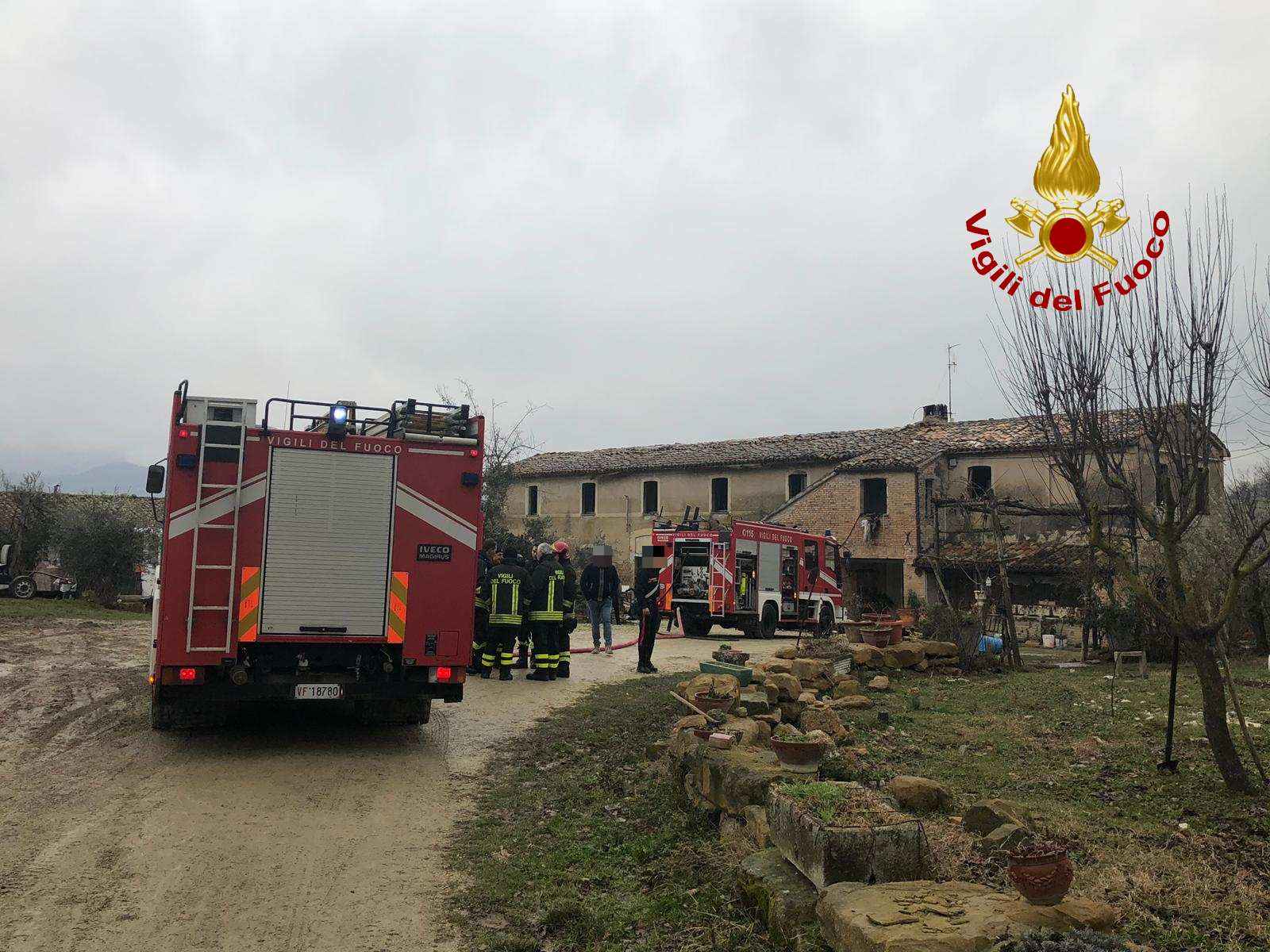 Matelica, a fuoco una casa in frazione Pagliano