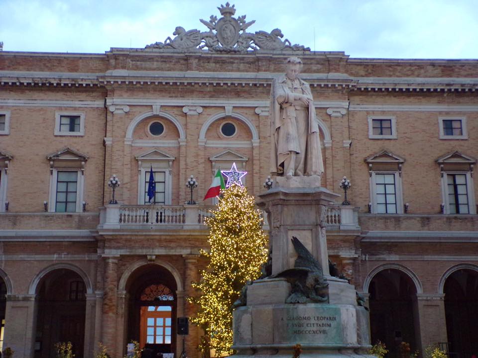 Recanati, la Befana scende dalla Torre del Borgo