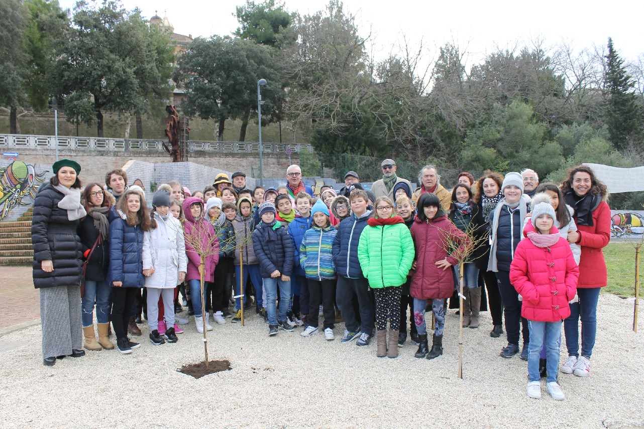 Macerata, piantate 20 rose bianche in memoria di bambini ebrei