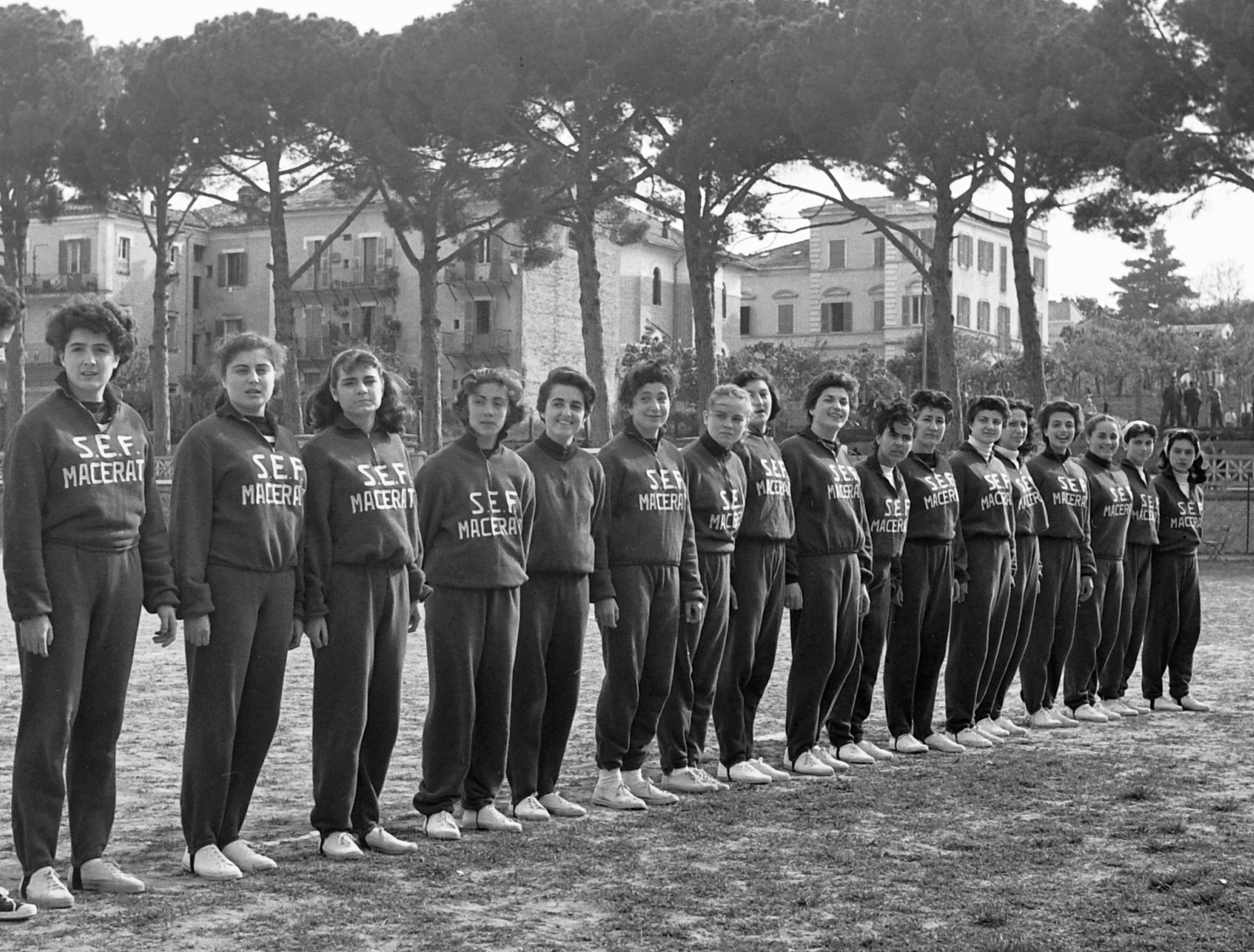 “Correvamo sulla carbonella”, la storia dell’atletica maceratese