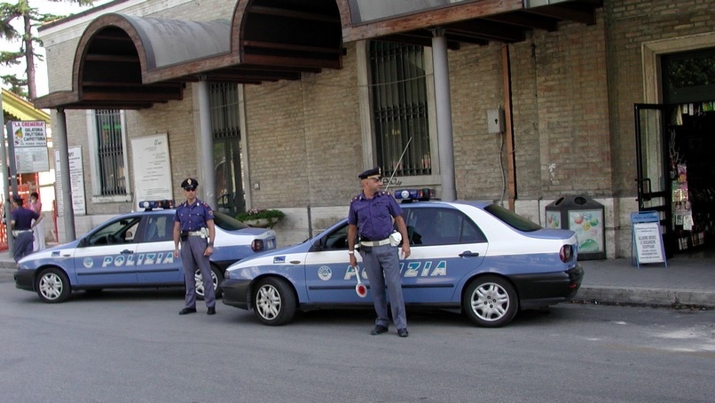 Macerata, in overdose nel parcheggio di un supermercato