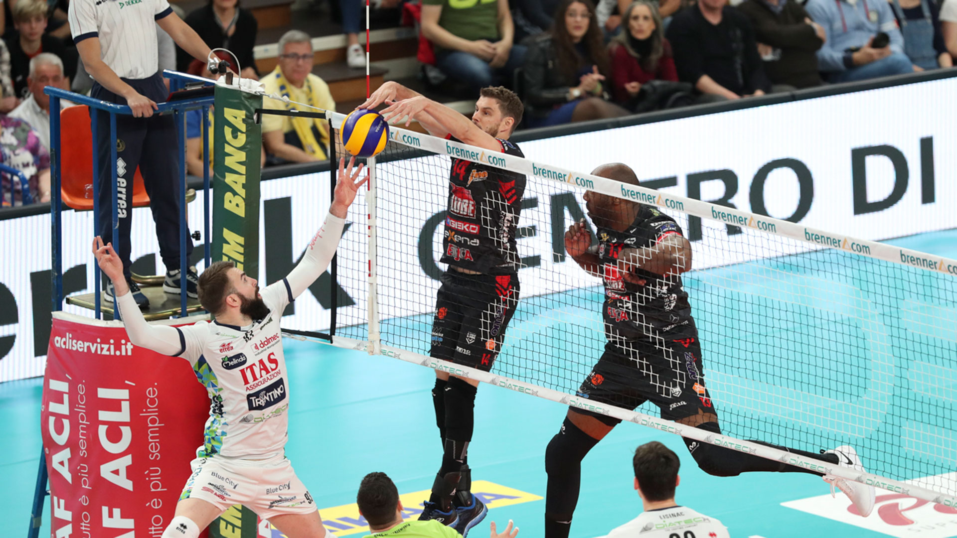 Incredibile Lube a Trento, Gara 1 di semifinale vinta al tie-break