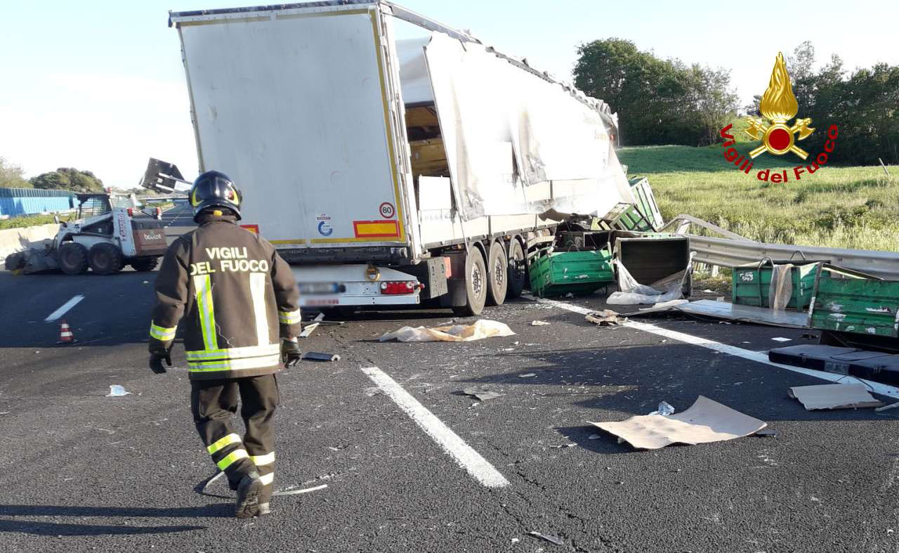 Civitanova Marche, scontro fra due Tir sulla A14