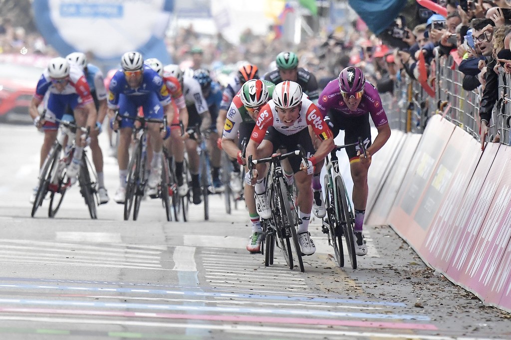 Giro d’Italia, a Pesaro vince in volata l’australiano Caleb Ewan