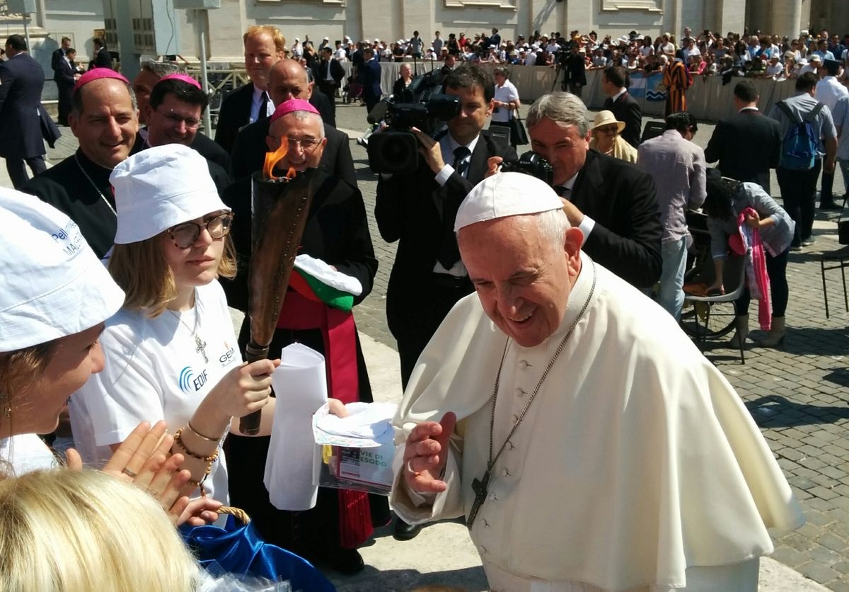 Pellegrinaggio, Papa Francesco ha benedetto la Fiaccola della Pace