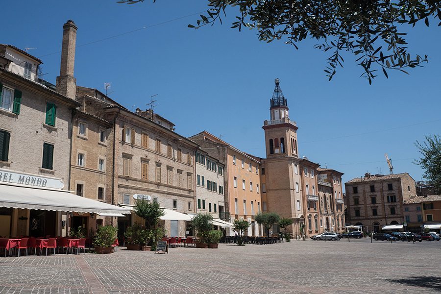 Macerata, tanti dubbi sulla chiusura del bar a Piazza Mazzini