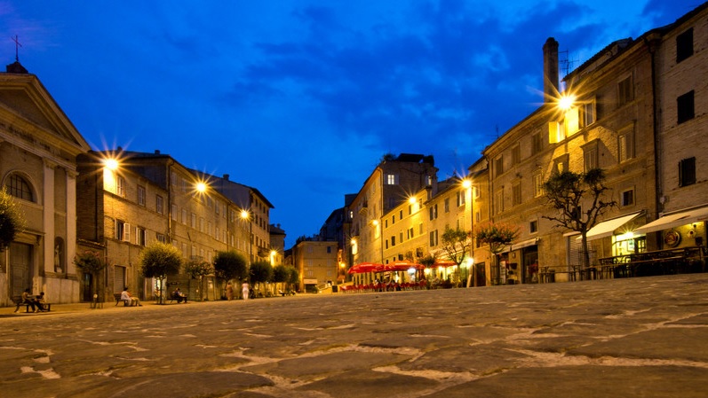 Questura chiude bar di Piazza Mazzini per una settimana