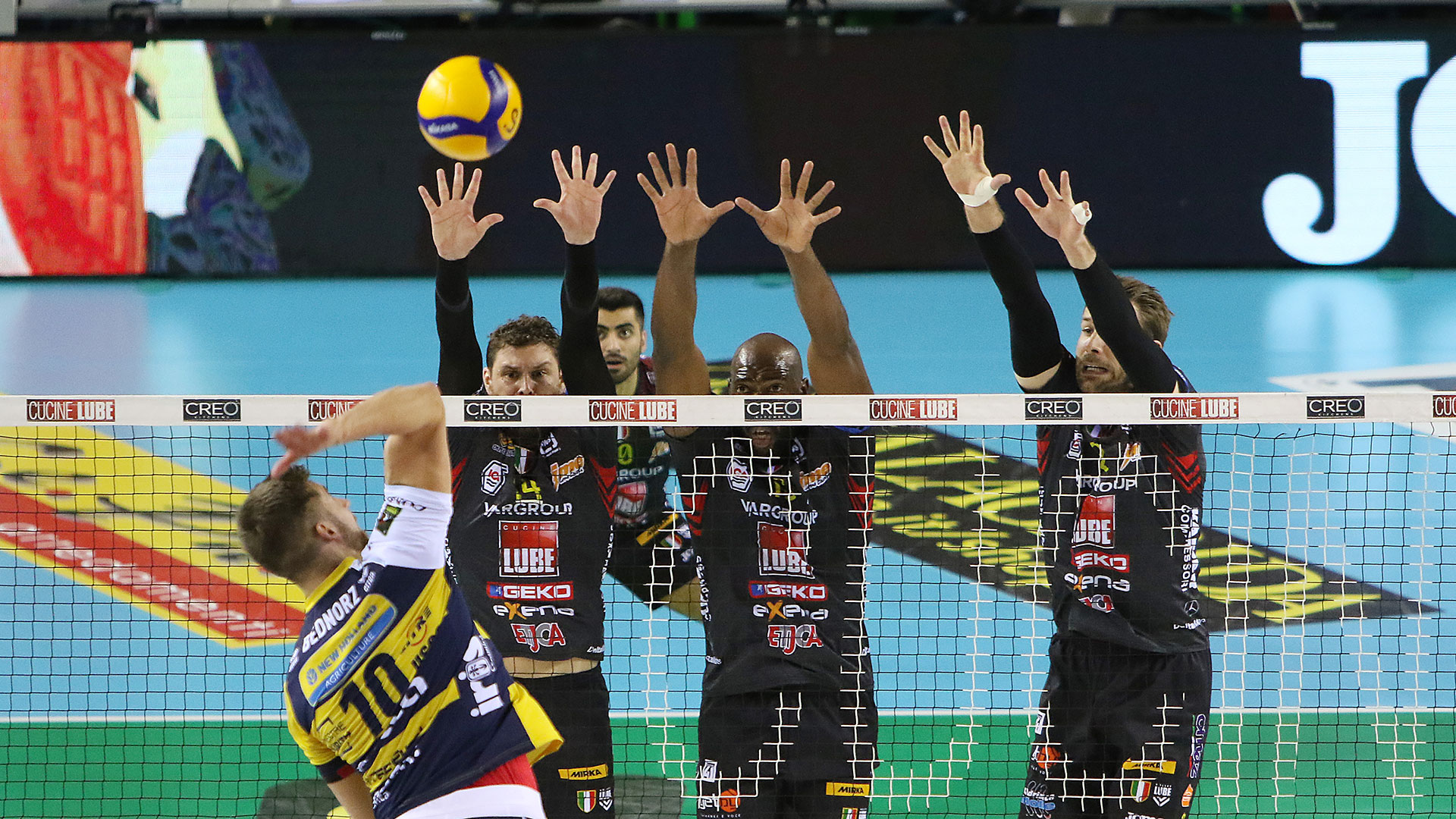 Lube-Leo Shoes Modena 3-0, big match e primato ai biancorossi