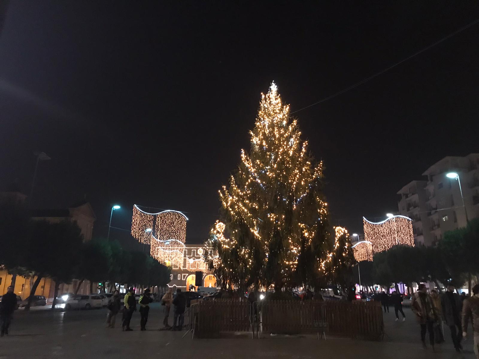Civitanova Marche, alberi di Natale e il gemellaggio con Esine