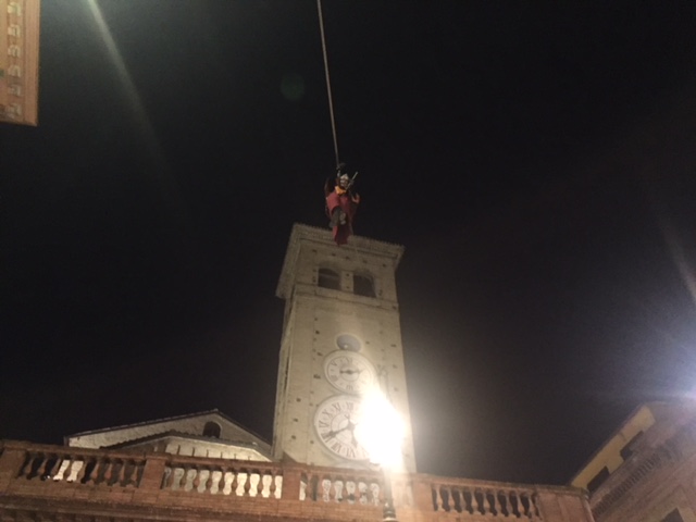 Tolentino, la Befana arriva dal Ponte del Diavolo