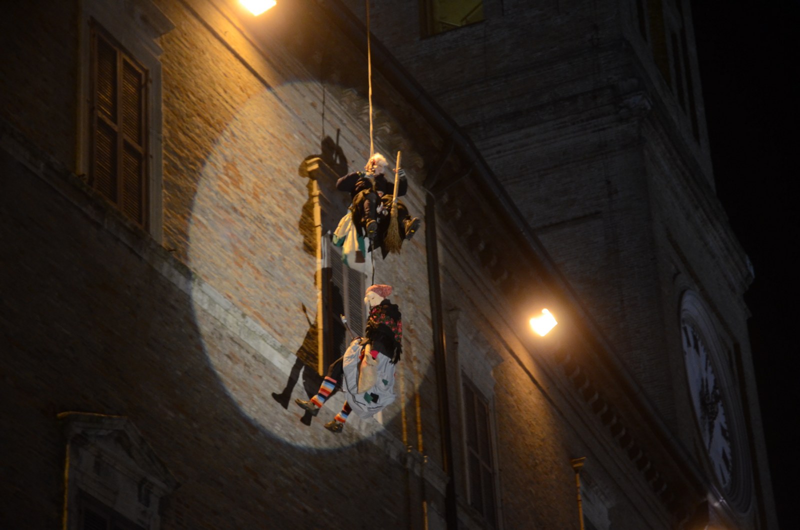 Macerata, la Befana scende dalla Torre dei Tempi