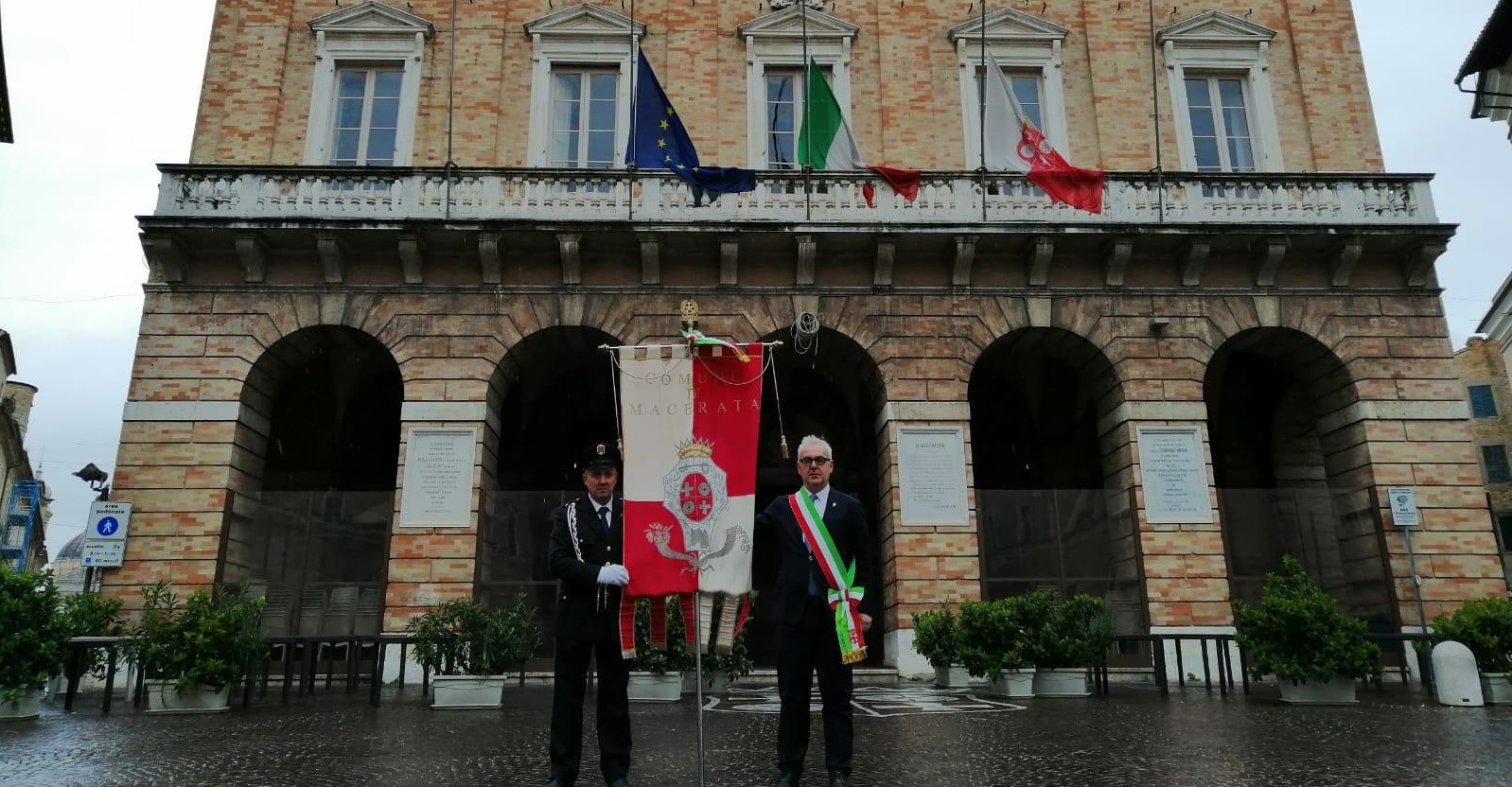 Macerata, bandiere a mezz’asta per le vittime del coronavirus