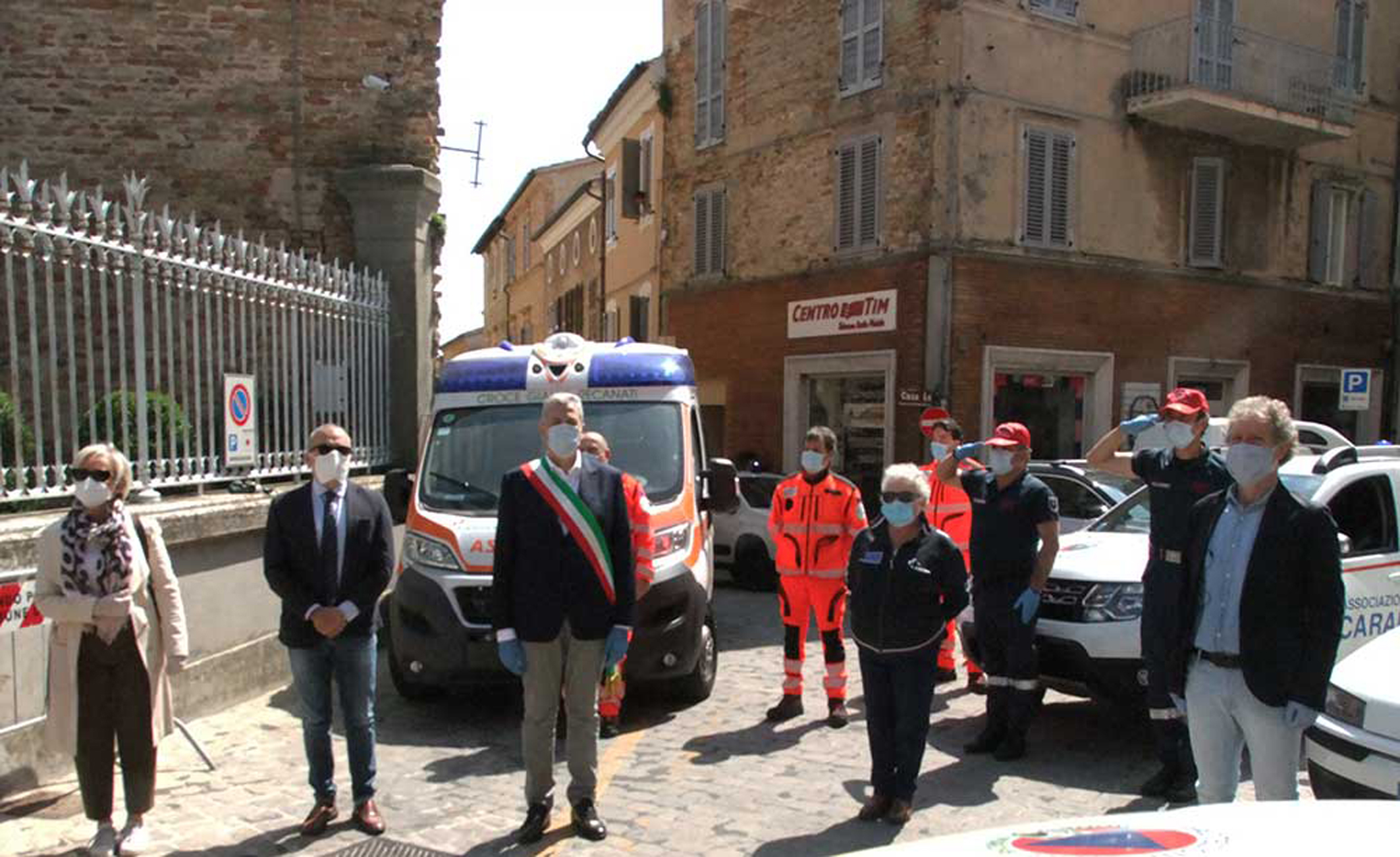 Recanati, l’omaggio della città a chi lotta contro il coronavirus