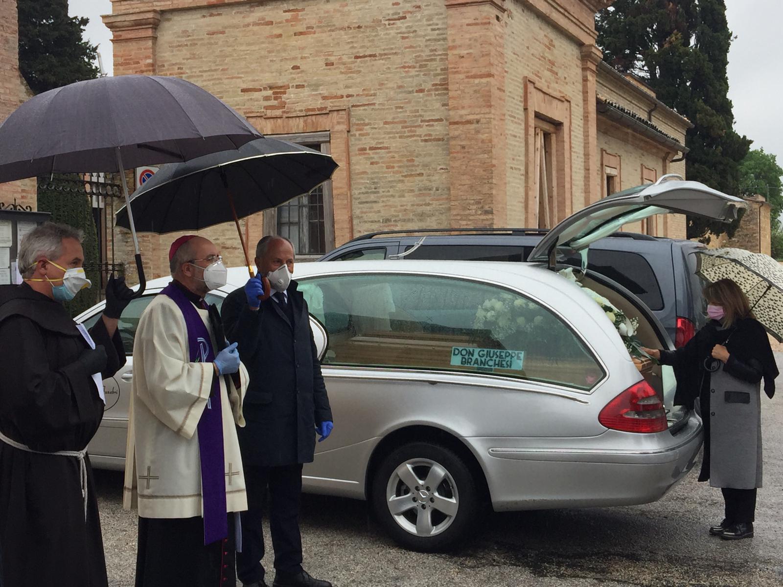 Treia, il funerale di Don Peppe e il ricordo di Antonio Pettinari