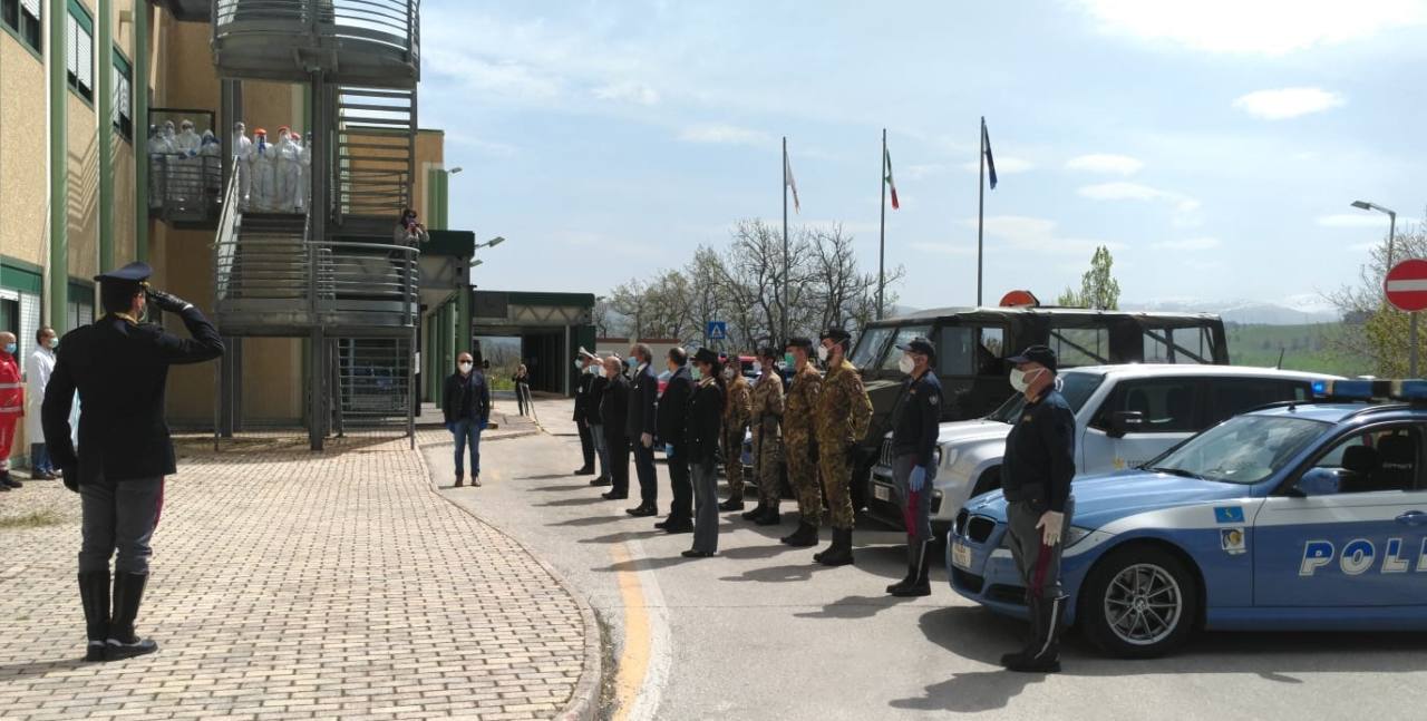 Omaggio delle Forze dell’Ordine a chi lotta contro il Covid-19