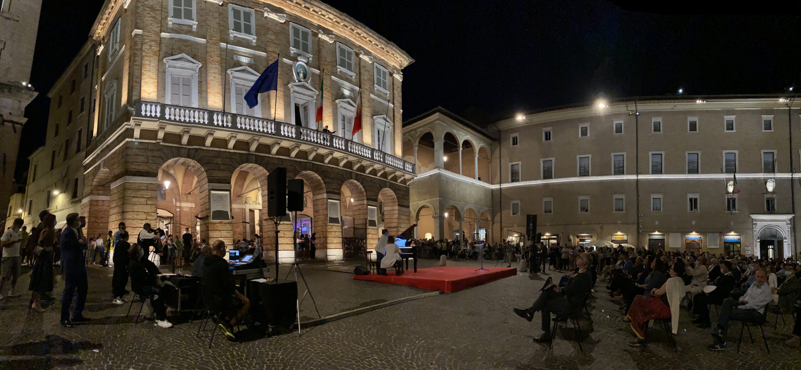 Macerata, inaugurate le nuove luci di Piazza della Libertà