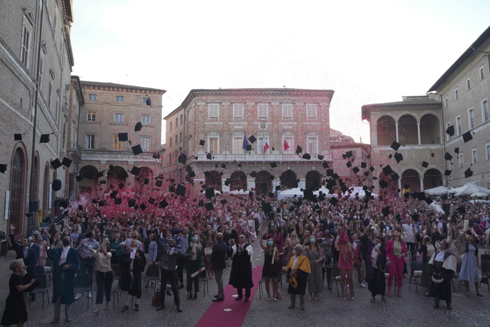 Università di Macerata, il lancio dei tocchi chiude Graduation Day