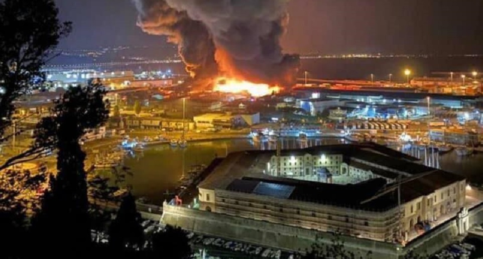 Incendio al porto di Ancona, attese le analisi dei fumi nell’aria