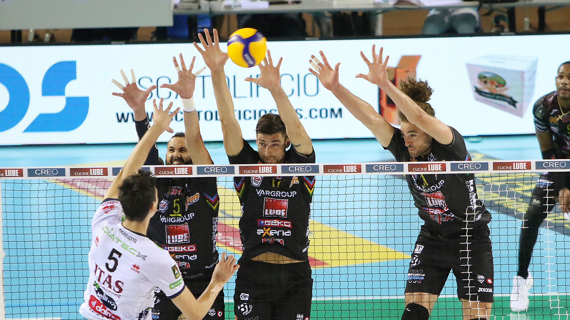 Lube, golden set per battere Trento in semifinale di Supercoppa