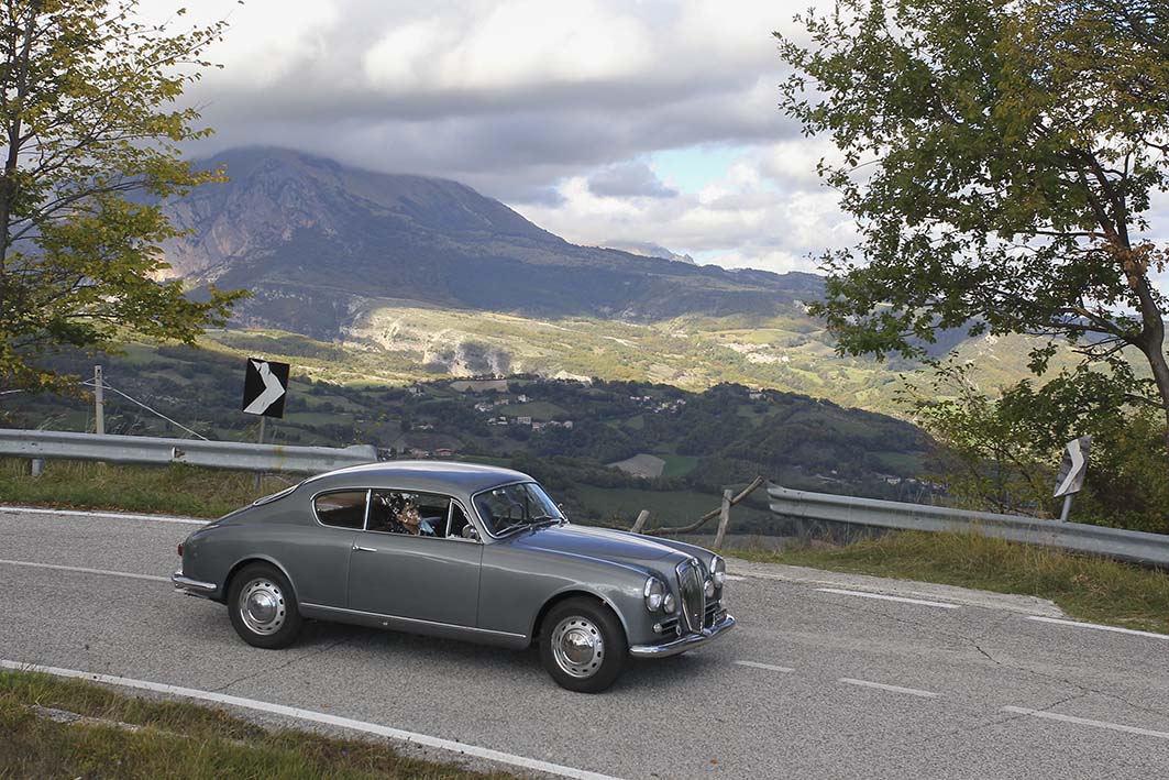 Giro delle Abbazie, da San Ginesio ai Sibillini in auto d’epoca