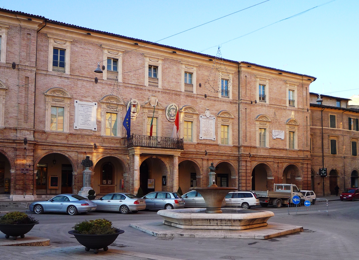 San Severino Marche si colora contro la violenza sulle donne