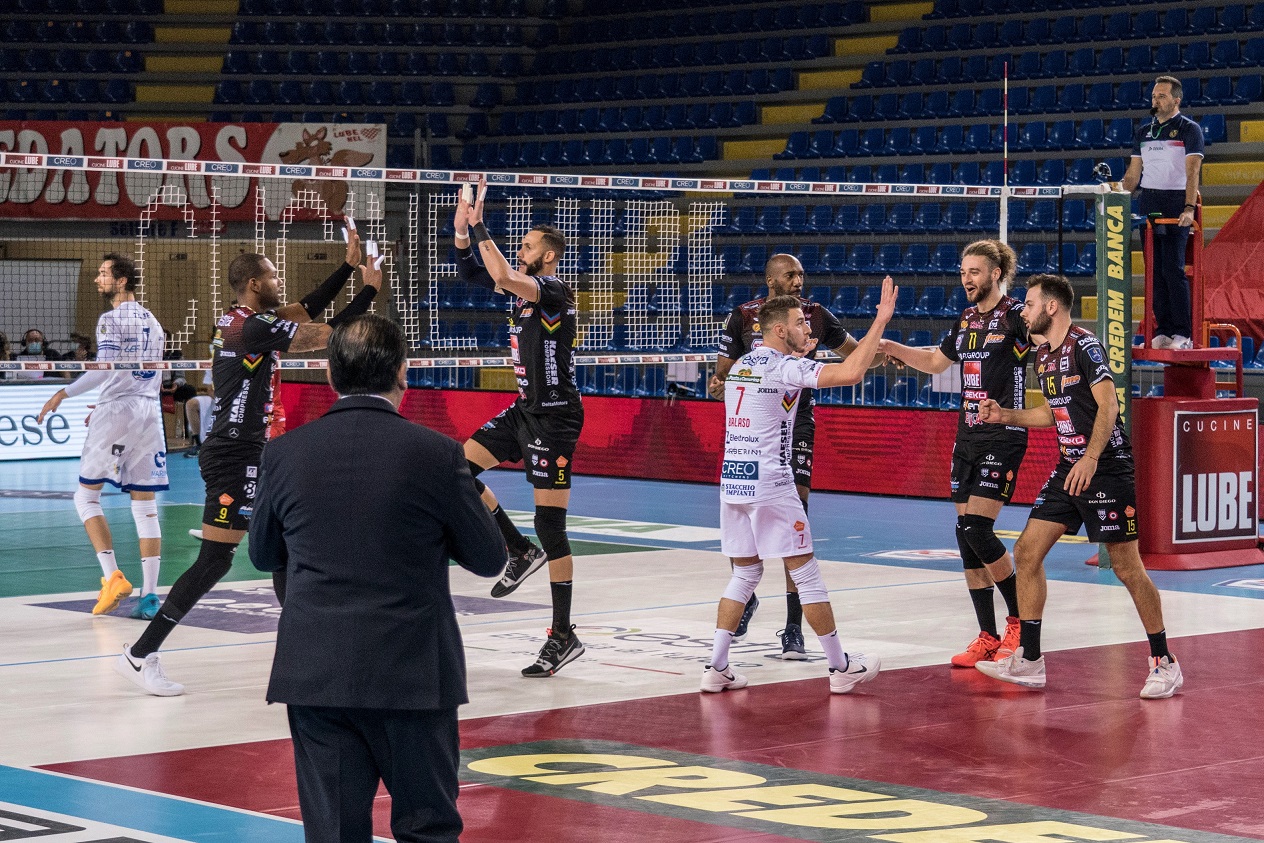 Lube-Top Volley Cisterna 3-0, facile successo e ritorno in vetta