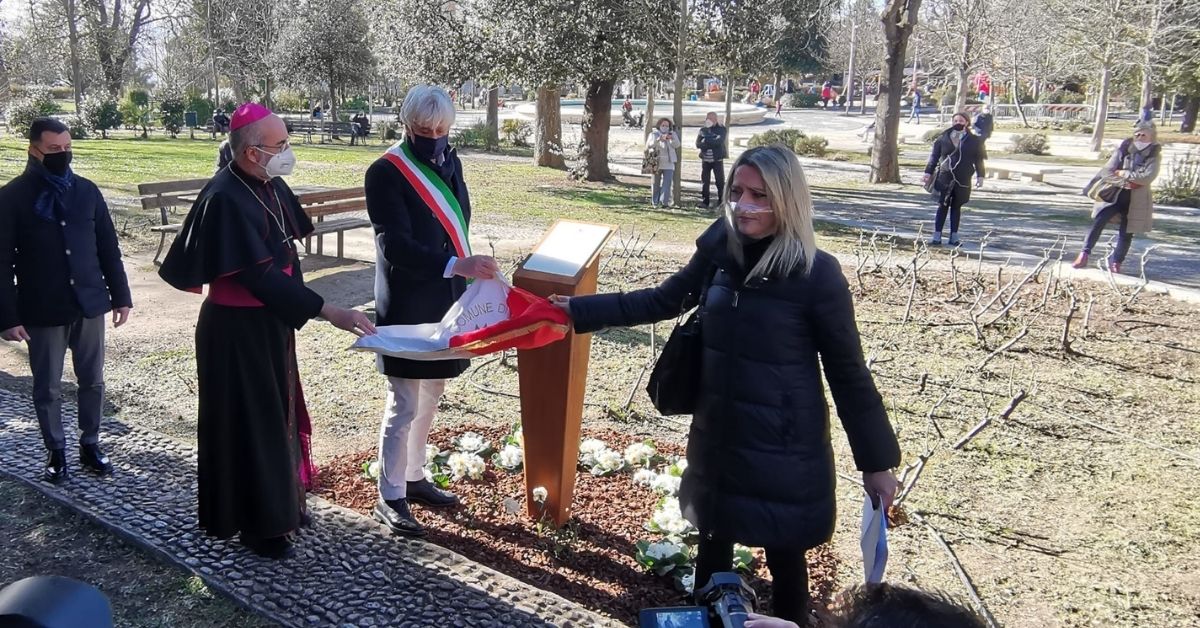 Macerata, targa per Pamela Mastropietro ai Giardini Diaz