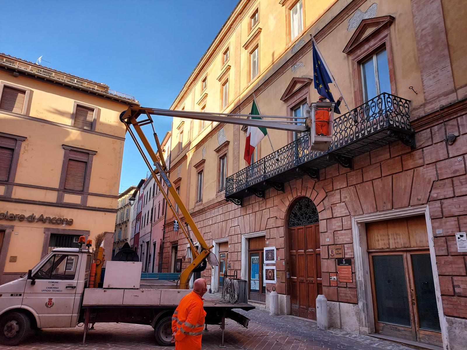 Camerino, bandiere sul Comune e nuove demolizioni