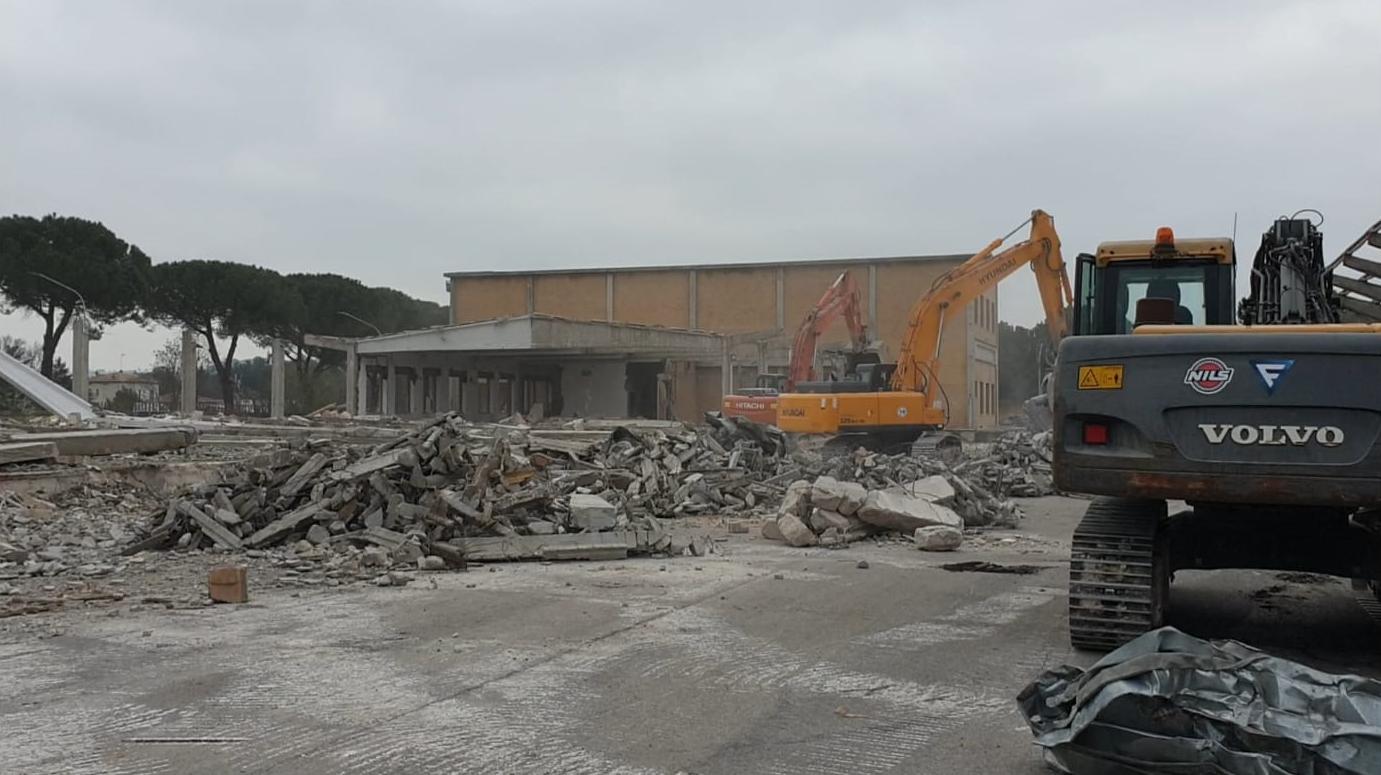 Macerata, iniziata demolizione del Centro Fiere di Villa Potenza