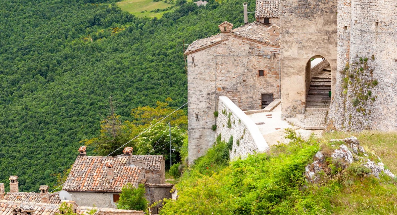 Elcito, il fascino del Borgo dove si incontrano le nuvole