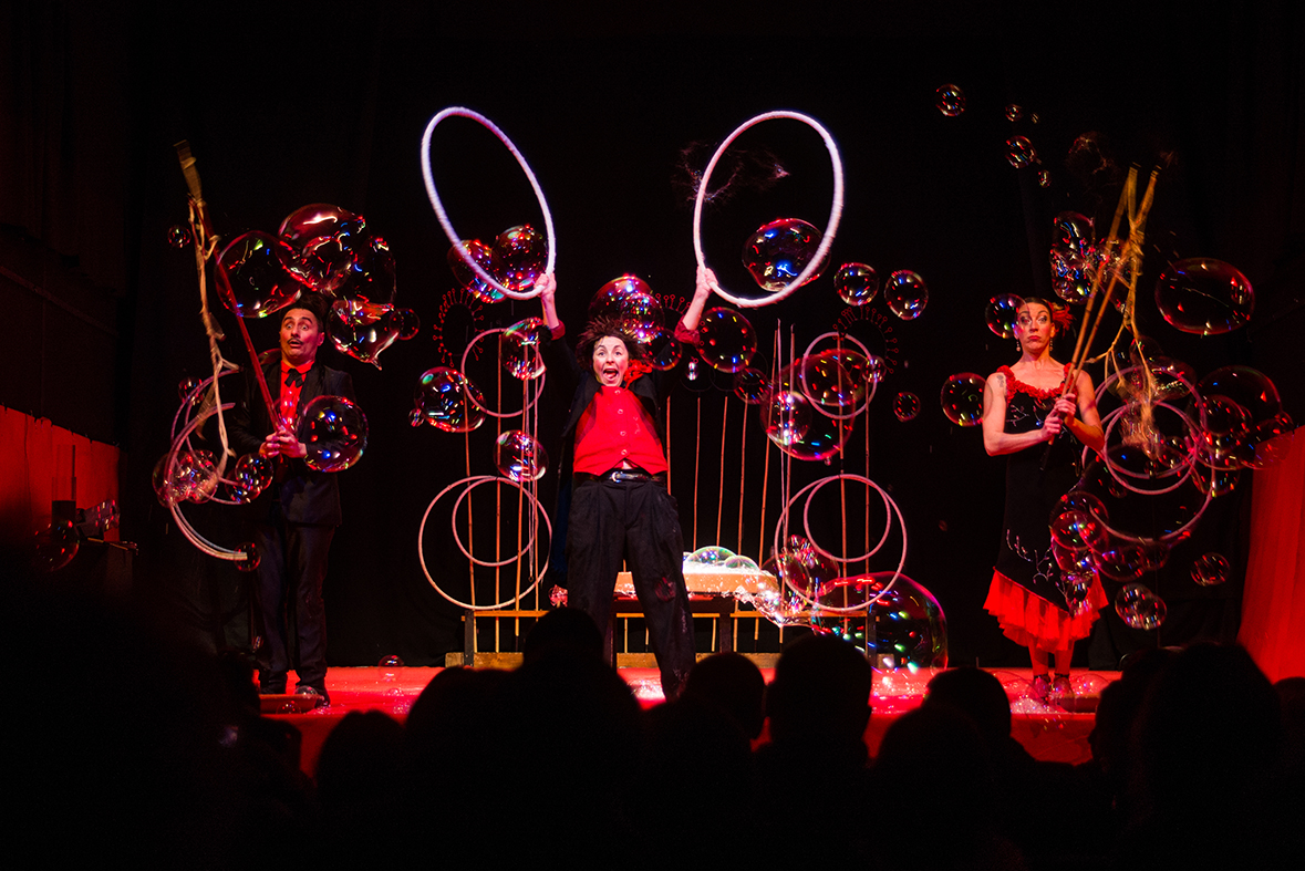 Il circo delle bolle, giochi e magia ai teatri di Macerata e Fabriano