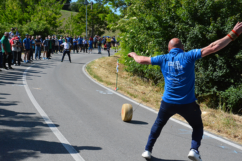 A Monte Urano il Campionato italiano di Lancio del formaggio