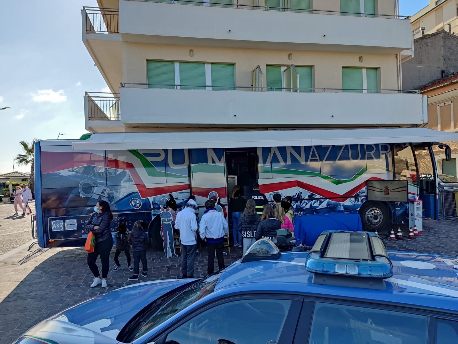 Il Pullman Azzurro della Polizia Stradale è a Porto Recanati