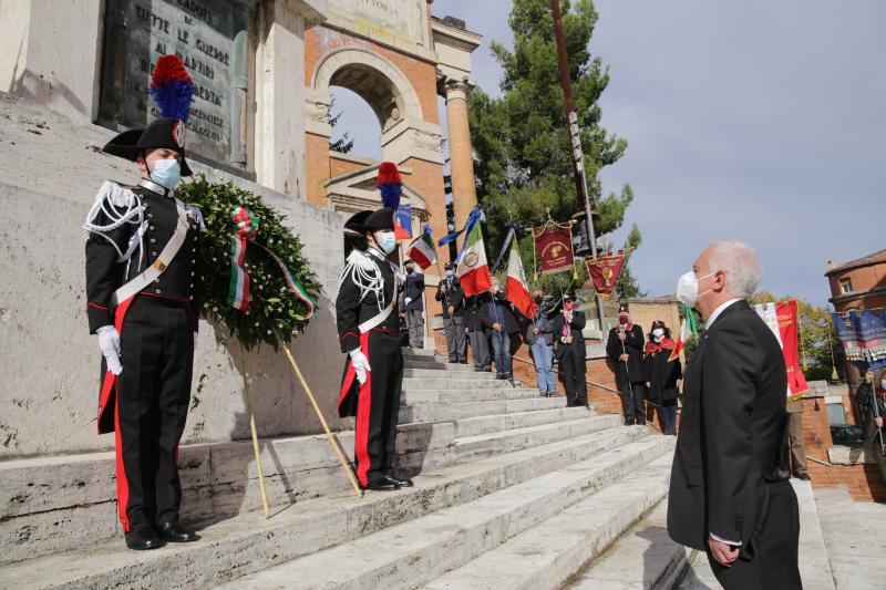 Macerata, la cerimonia del 4 novembre al Monumento ai Caduti