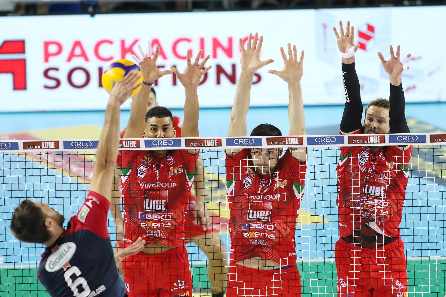 La Lube Civitanova vince 3-0 l’anticipo con Taranto, Balaso MVP