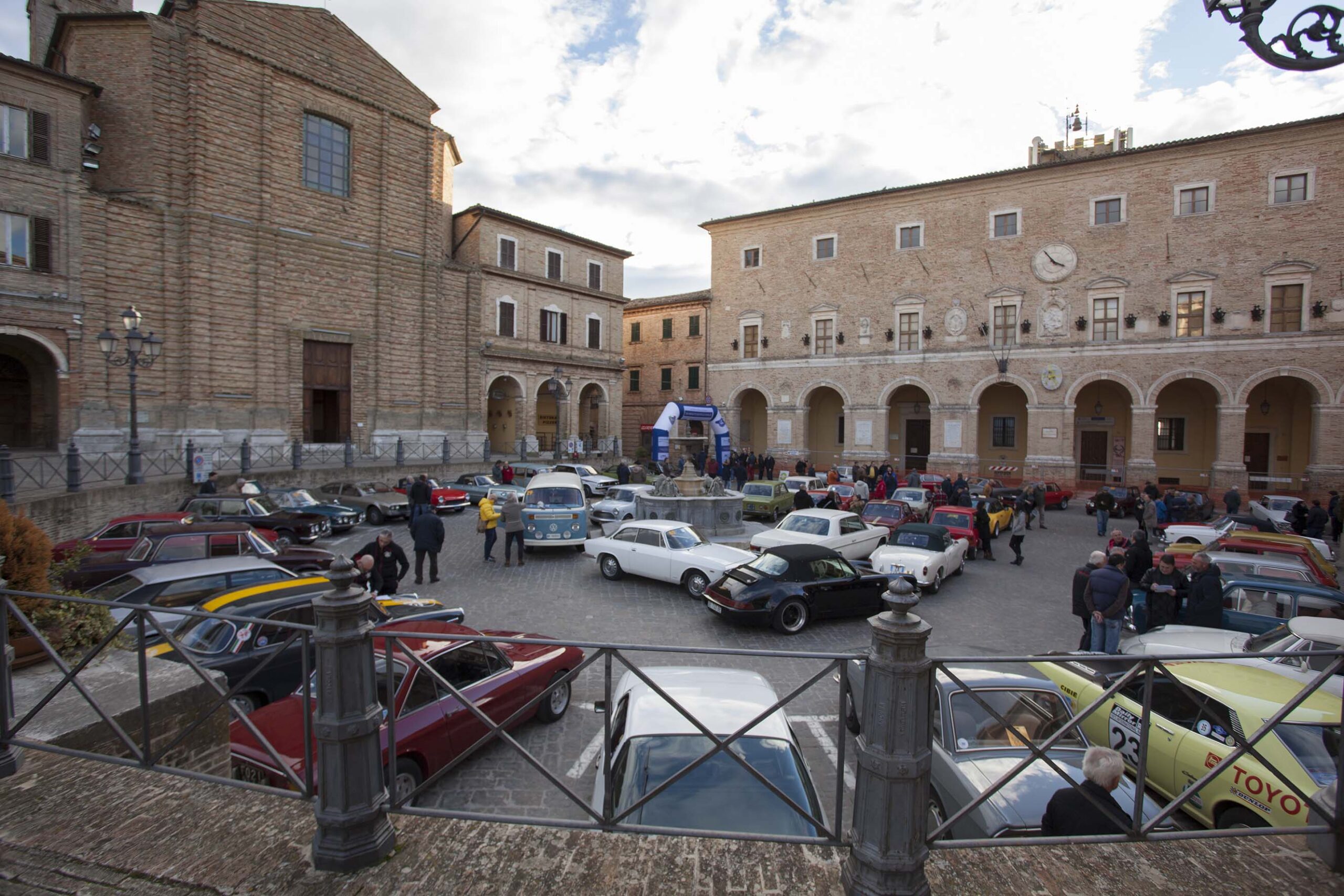 Treia, il fascino delle auto d’epoca per “240 minuti sotto le stelle”