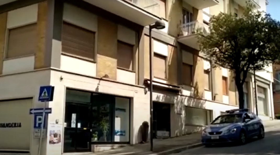 Macerata, fermata la mamma della bambina caduta dal balcone