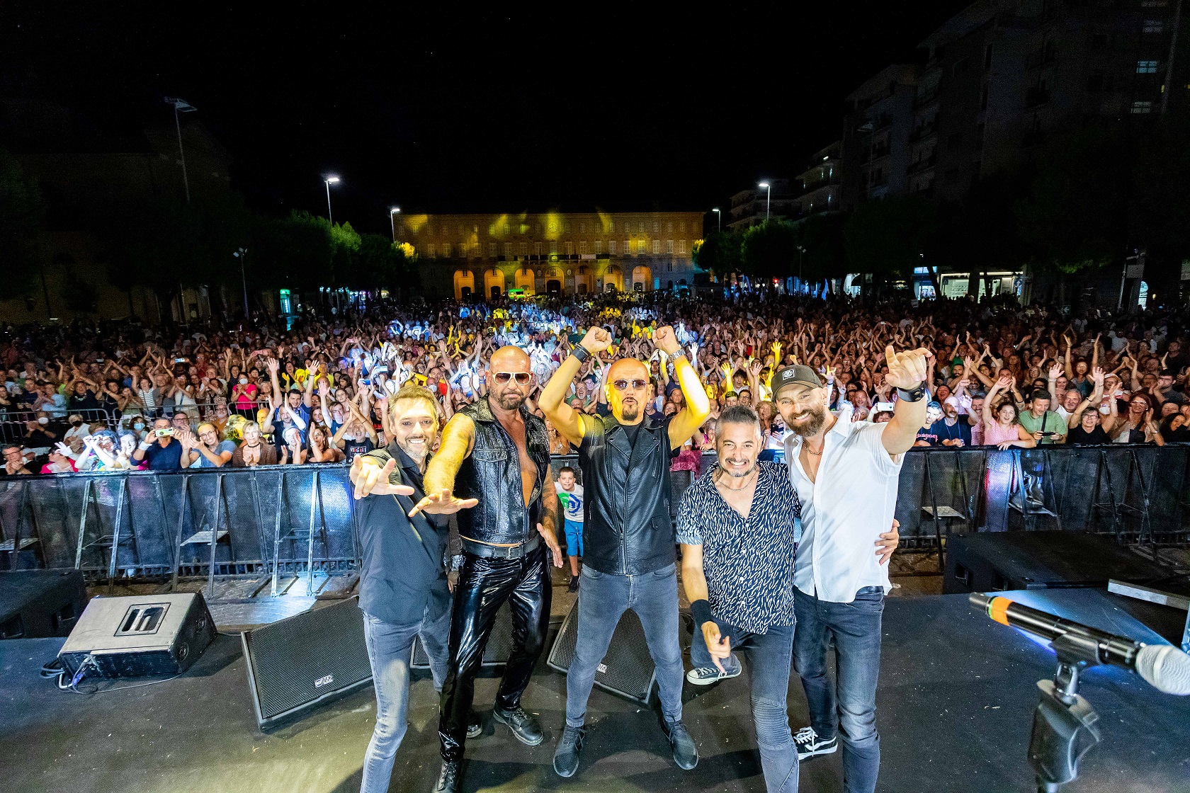 Civitanova Marche, grande pubblico in piazza per Enrico Ruggeri